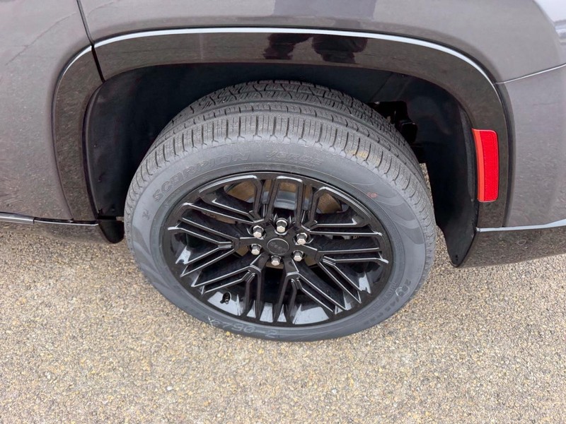 Jeep Grand Wagoneer Vehicle Full-screen Gallery Image 8