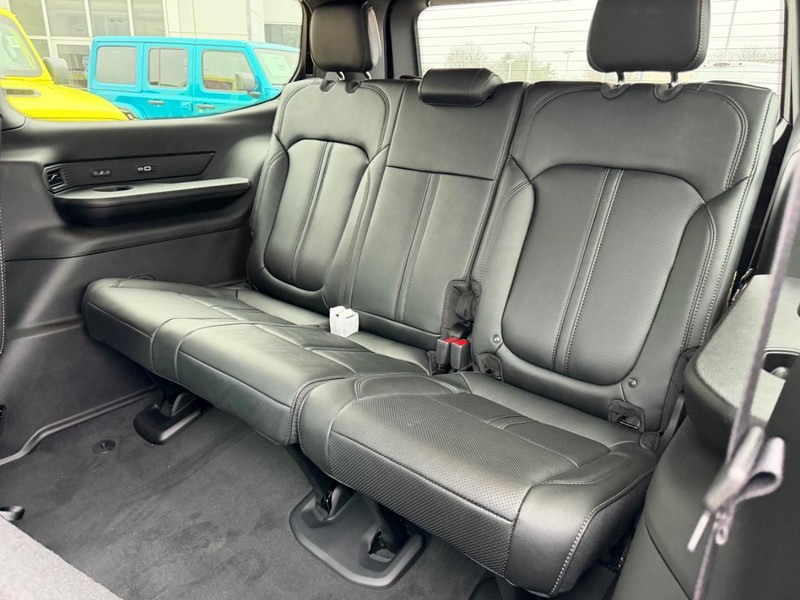 Jeep Grand Wagoneer Vehicle Full-screen Gallery Image 9