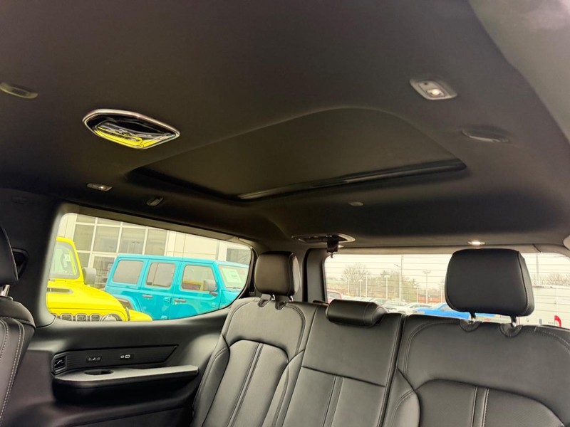 Jeep Grand Wagoneer Vehicle Full-screen Gallery Image 10