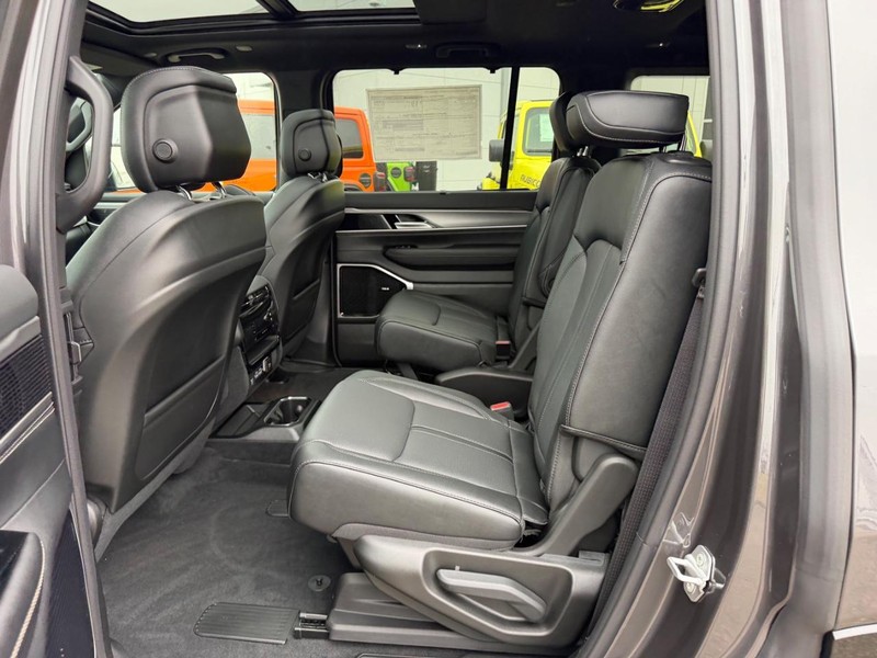 Jeep Grand Wagoneer Vehicle Full-screen Gallery Image 11