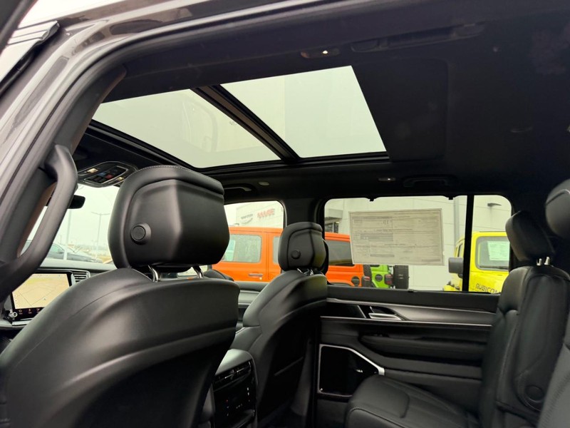 Jeep Grand Wagoneer Vehicle Full-screen Gallery Image 12