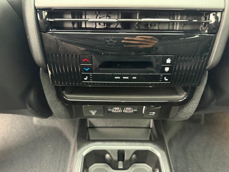 Jeep Grand Wagoneer Vehicle Full-screen Gallery Image 13