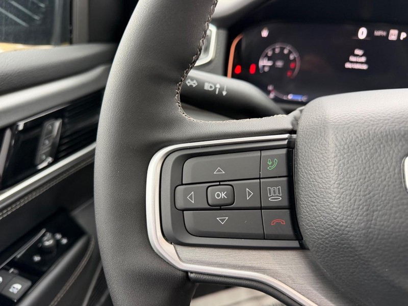 Jeep Grand Wagoneer Vehicle Full-screen Gallery Image 16