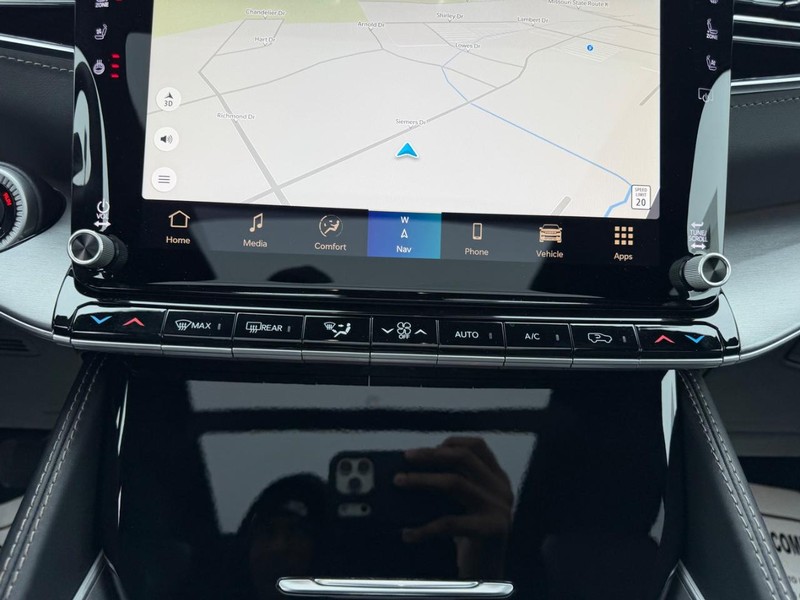 Jeep Grand Wagoneer Vehicle Full-screen Gallery Image 19