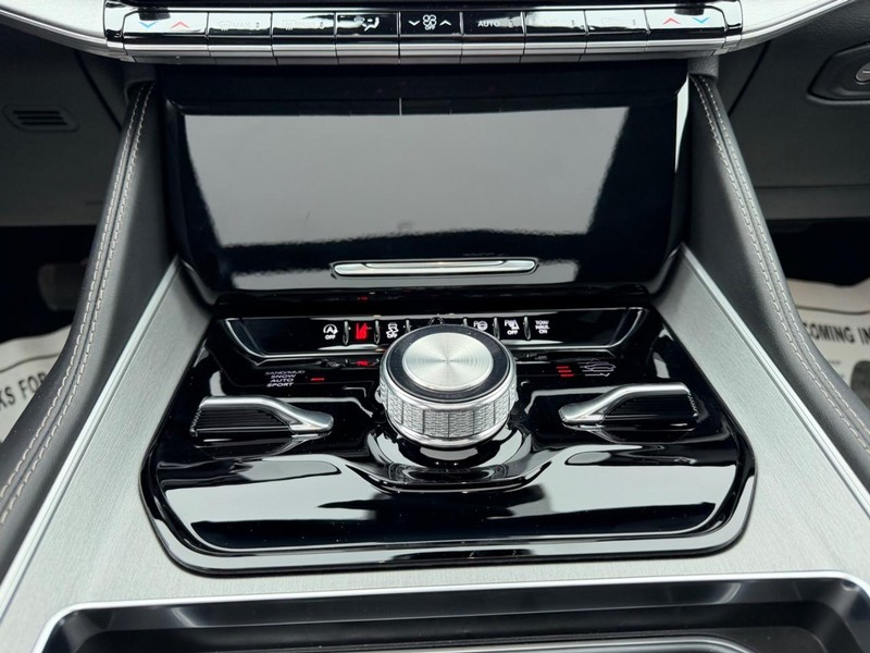 Jeep Grand Wagoneer Vehicle Full-screen Gallery Image 20