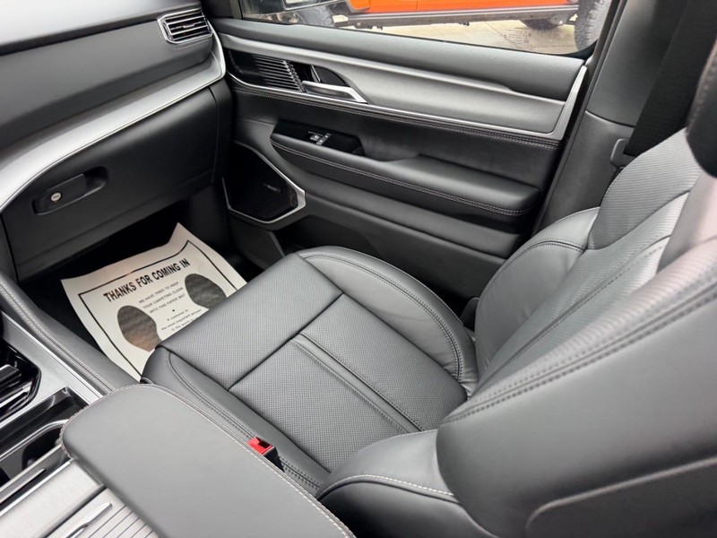 Jeep Grand Wagoneer Vehicle Full-screen Gallery Image 21