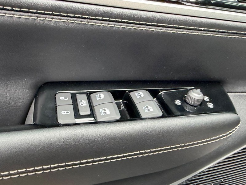 Jeep Grand Wagoneer Vehicle Full-screen Gallery Image 22