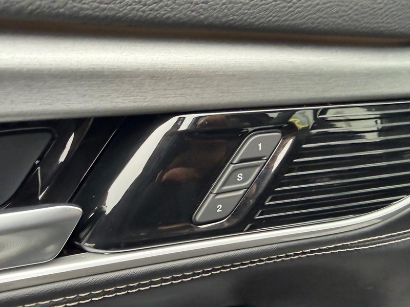 Jeep Grand Wagoneer Vehicle Full-screen Gallery Image 23