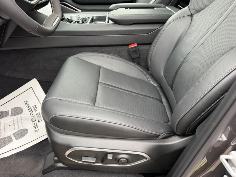 Jeep Grand Wagoneer Vehicle Full-screen Gallery Image 24