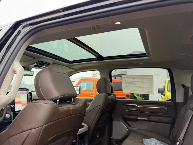 Ram 1500 Vehicle Full-screen Gallery Image 9