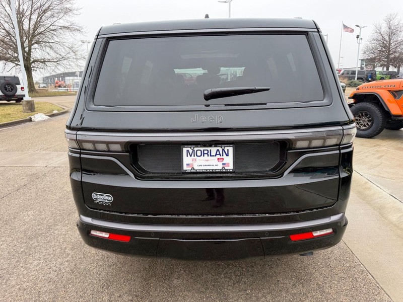 Jeep Grand Wagoneer Vehicle Full-screen Gallery Image 5