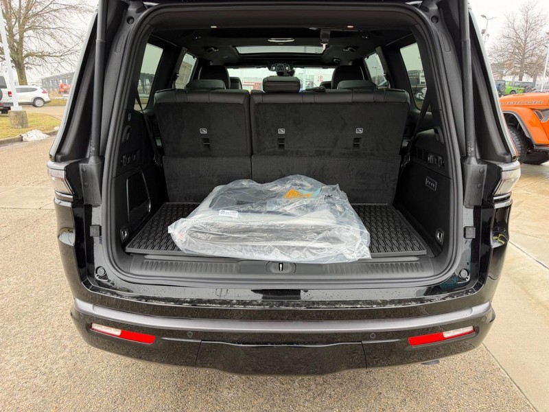 Jeep Grand Wagoneer Vehicle Full-screen Gallery Image 6