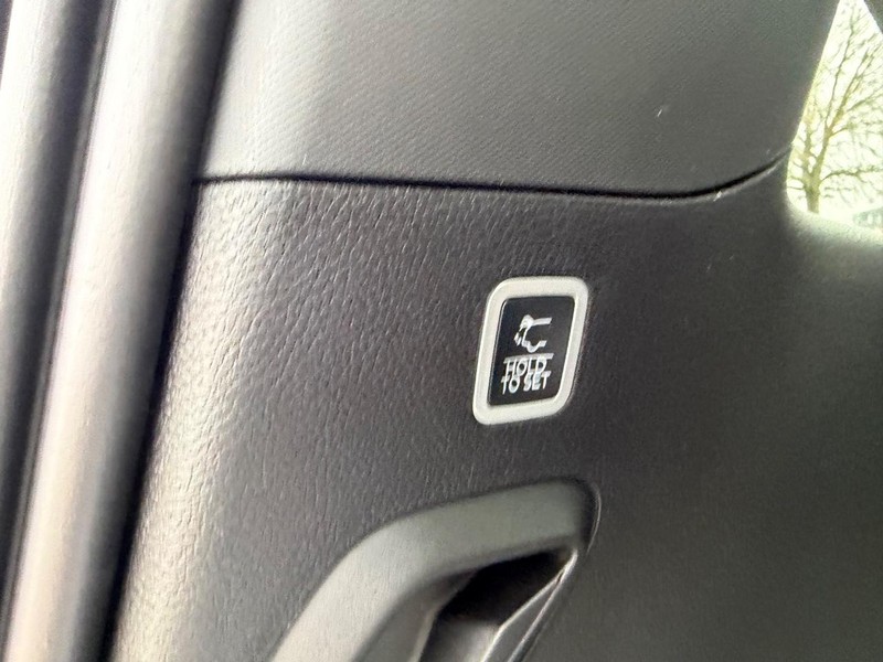 Jeep Grand Wagoneer Vehicle Full-screen Gallery Image 7