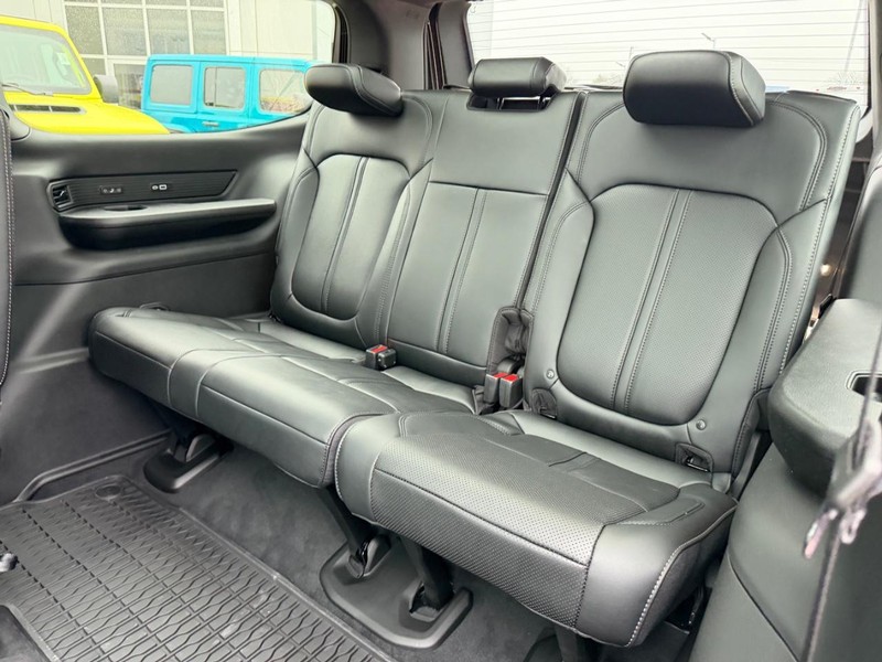 Jeep Grand Wagoneer Vehicle Full-screen Gallery Image 9