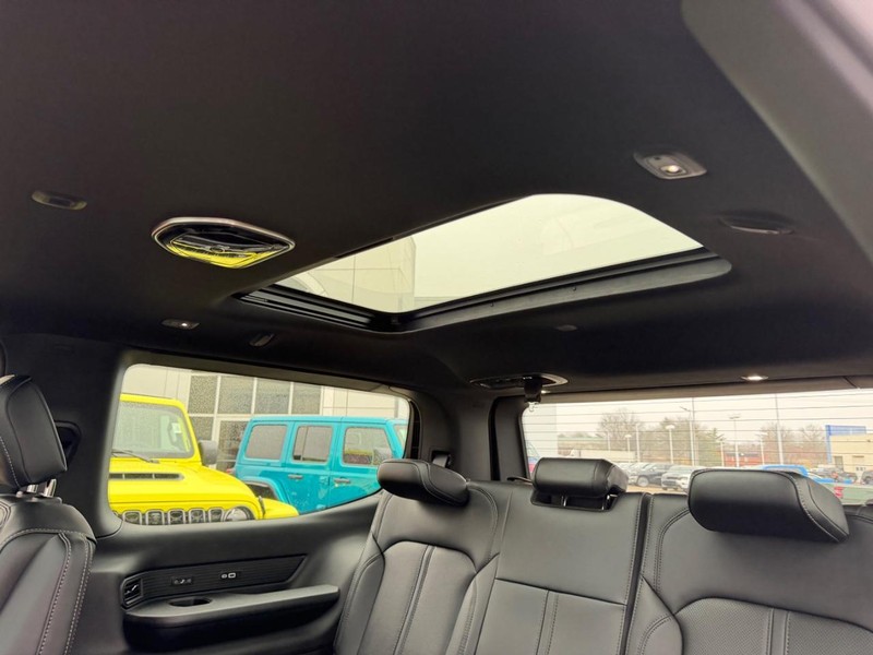 Jeep Grand Wagoneer Vehicle Full-screen Gallery Image 10