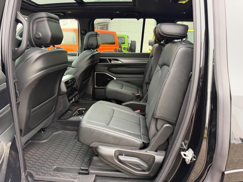 Jeep Grand Wagoneer Vehicle Full-screen Gallery Image 11