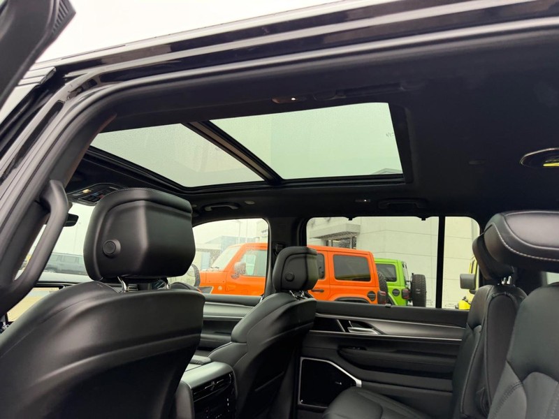 Jeep Grand Wagoneer Vehicle Full-screen Gallery Image 12