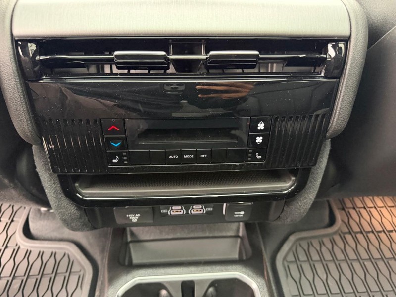 Jeep Grand Wagoneer Vehicle Full-screen Gallery Image 13