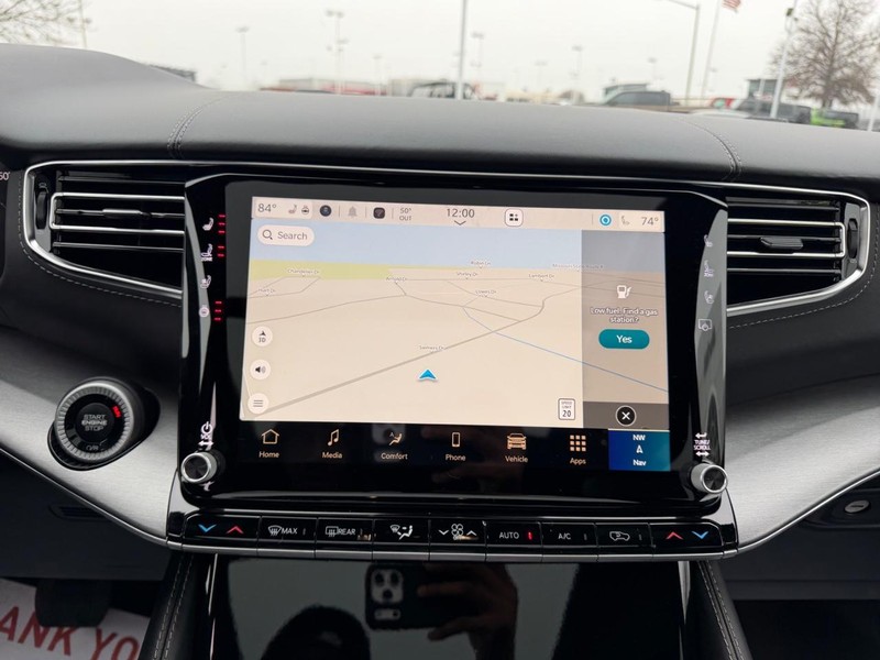 Jeep Grand Wagoneer Vehicle Full-screen Gallery Image 18