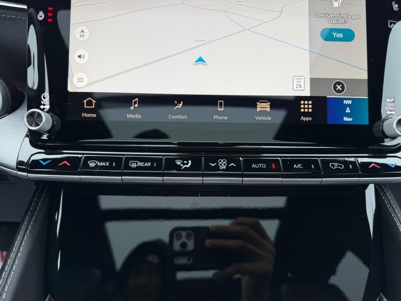 Jeep Grand Wagoneer Vehicle Full-screen Gallery Image 19