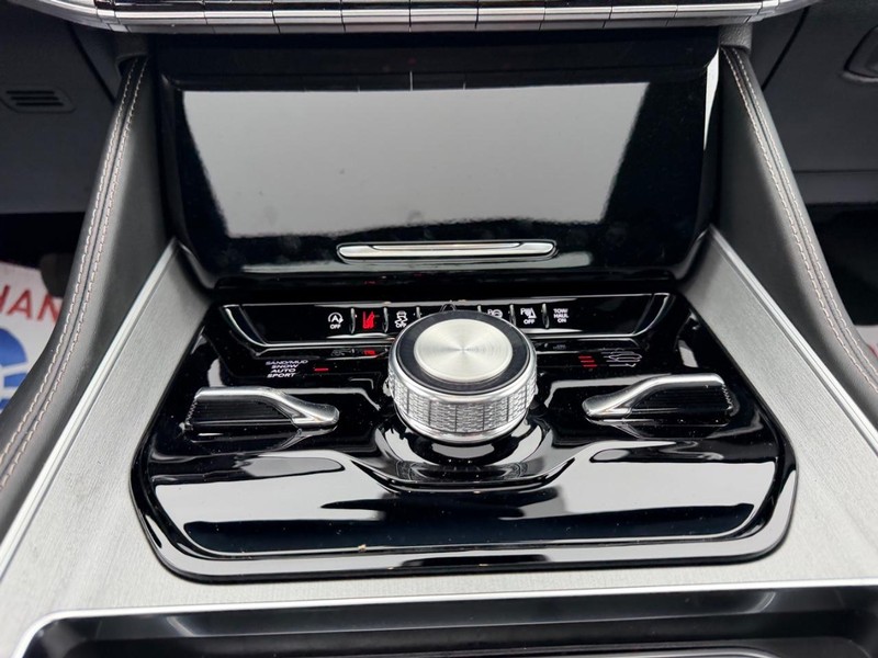 Jeep Grand Wagoneer Vehicle Full-screen Gallery Image 20