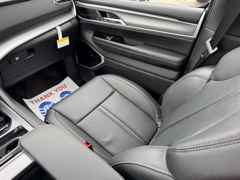 Jeep Grand Wagoneer Vehicle Full-screen Gallery Image 21