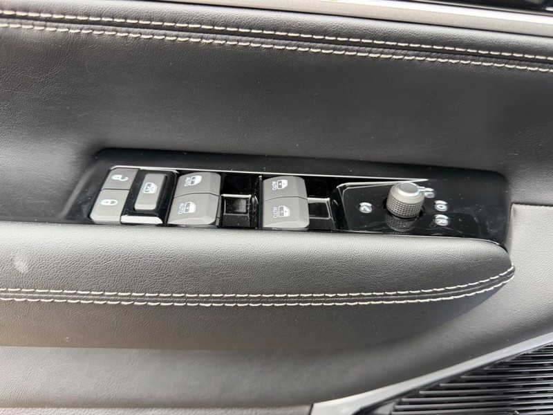 Jeep Grand Wagoneer Vehicle Full-screen Gallery Image 22