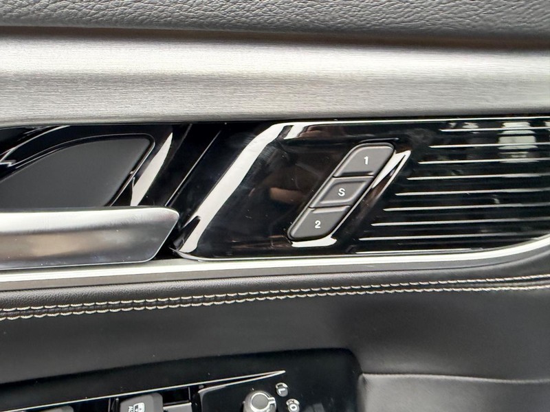 Jeep Grand Wagoneer Vehicle Full-screen Gallery Image 23