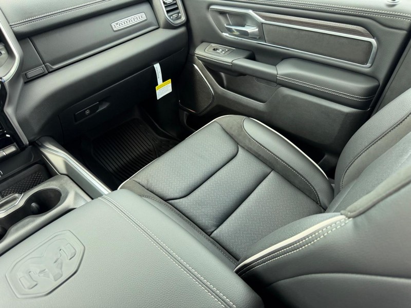 Ram 1500 Vehicle Full-screen Gallery Image 17