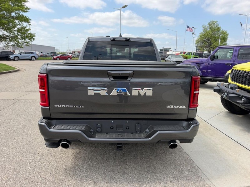 Ram 1500 Vehicle Full-screen Gallery Image 5