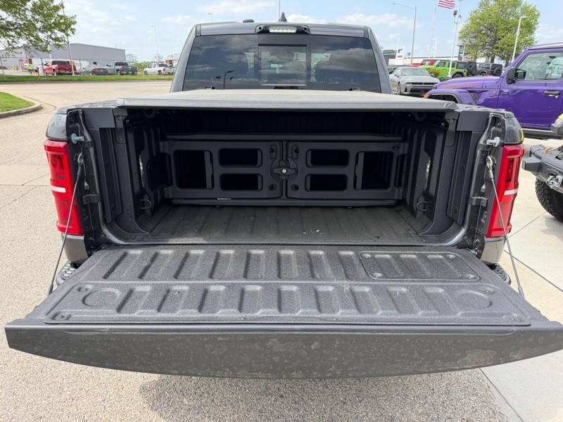 Ram 1500 Vehicle Full-screen Gallery Image 6