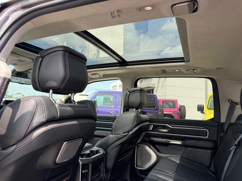 Ram 1500 Vehicle Full-screen Gallery Image 9