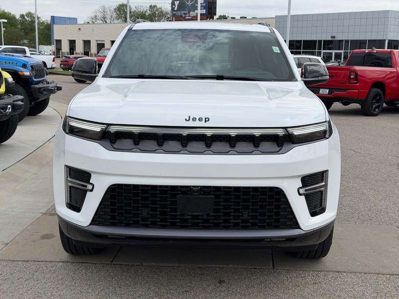 Jeep Grand Wagoneer Vehicle Full-screen Gallery Image 2