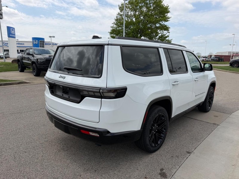 Jeep Grand Wagoneer Vehicle Full-screen Gallery Image 4