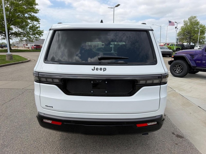 Jeep Grand Wagoneer Vehicle Full-screen Gallery Image 5