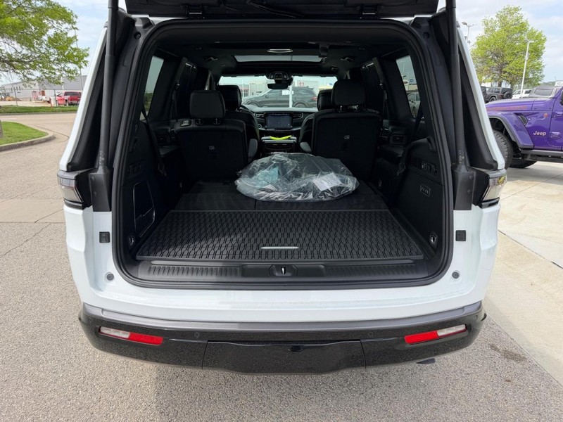 Jeep Grand Wagoneer Vehicle Full-screen Gallery Image 6