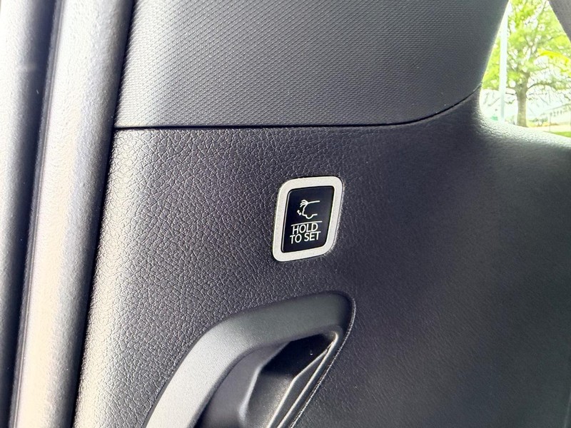 Jeep Grand Wagoneer Vehicle Full-screen Gallery Image 7