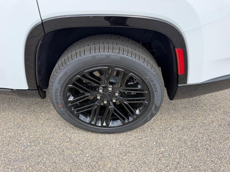 Jeep Grand Wagoneer Vehicle Full-screen Gallery Image 8