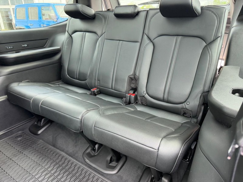 Jeep Grand Wagoneer Vehicle Full-screen Gallery Image 9