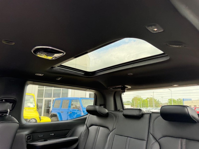 Jeep Grand Wagoneer Vehicle Full-screen Gallery Image 10