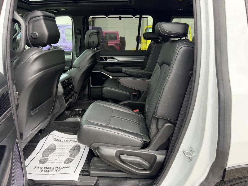 Jeep Grand Wagoneer Vehicle Full-screen Gallery Image 11