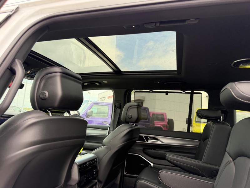 Jeep Grand Wagoneer Vehicle Full-screen Gallery Image 12