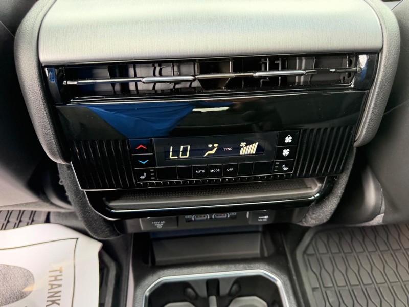 Jeep Grand Wagoneer Vehicle Full-screen Gallery Image 13