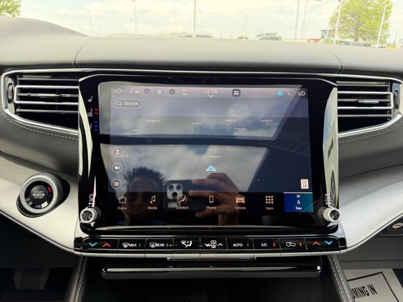 Jeep Grand Wagoneer Vehicle Full-screen Gallery Image 18