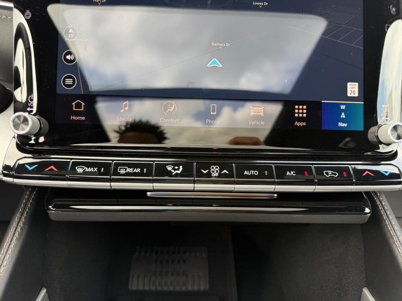 Jeep Grand Wagoneer Vehicle Full-screen Gallery Image 19