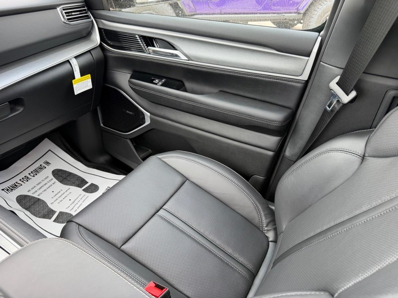 Jeep Grand Wagoneer Vehicle Full-screen Gallery Image 21