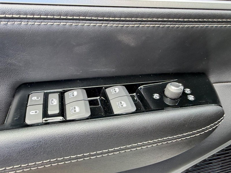 Jeep Grand Wagoneer Vehicle Full-screen Gallery Image 22