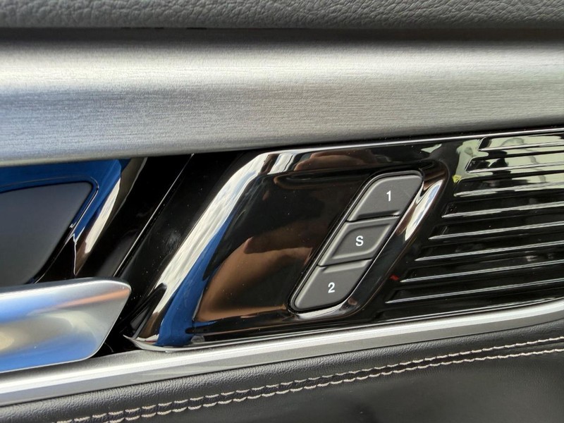 Jeep Grand Wagoneer Vehicle Full-screen Gallery Image 23