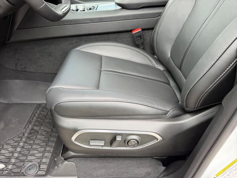 Jeep Grand Wagoneer Vehicle Full-screen Gallery Image 24