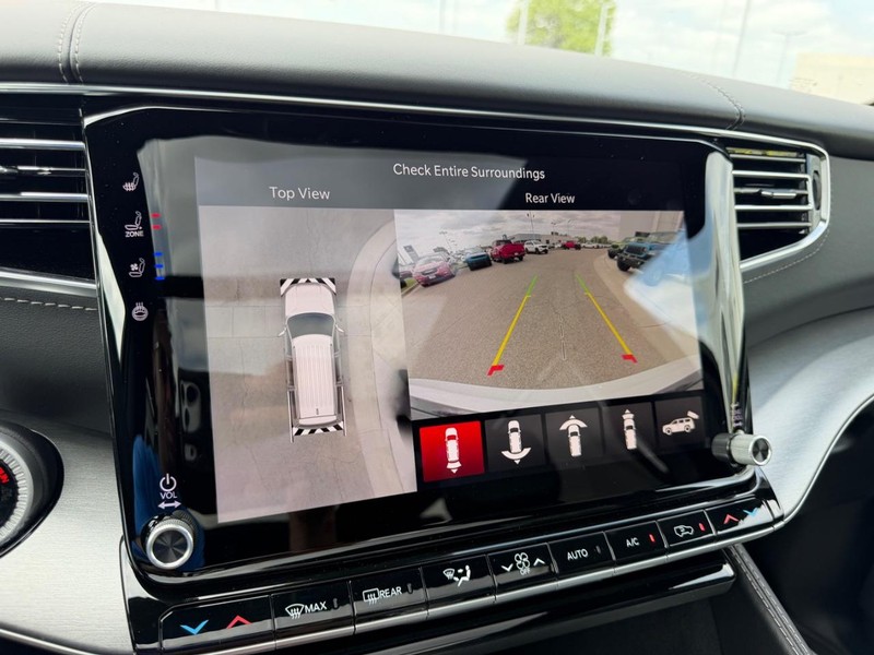 Jeep Grand Wagoneer Vehicle Full-screen Gallery Image 26